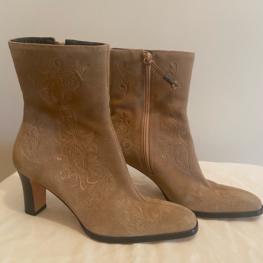 Gently used. Women’s size 6.5 Lauren Ralph Lauren ankle boots.